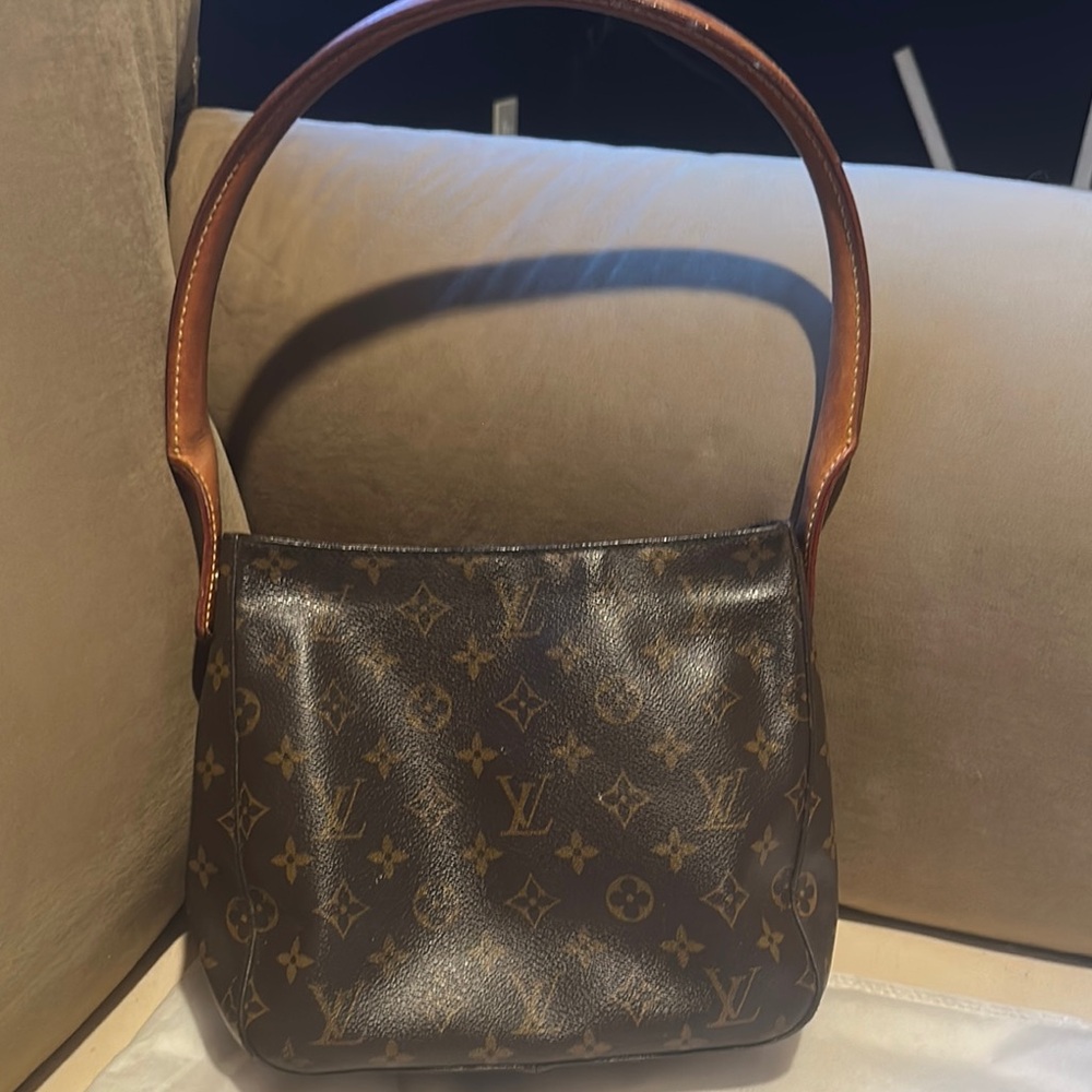 Louis Vuitton Brown Shoulder loop


Height
10.63"
Length
11.81"
Depth
3.94"